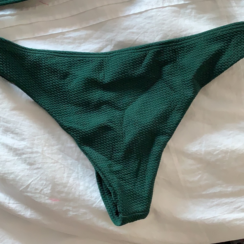 Green bikini - Picture 3 of 3